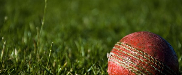 战术俯瞰机位视角 - 无人机高空垂直拍摄，清晰展示战术路线