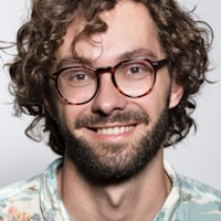 专业足球解说员张明 - 前国脚，战术分析深刻