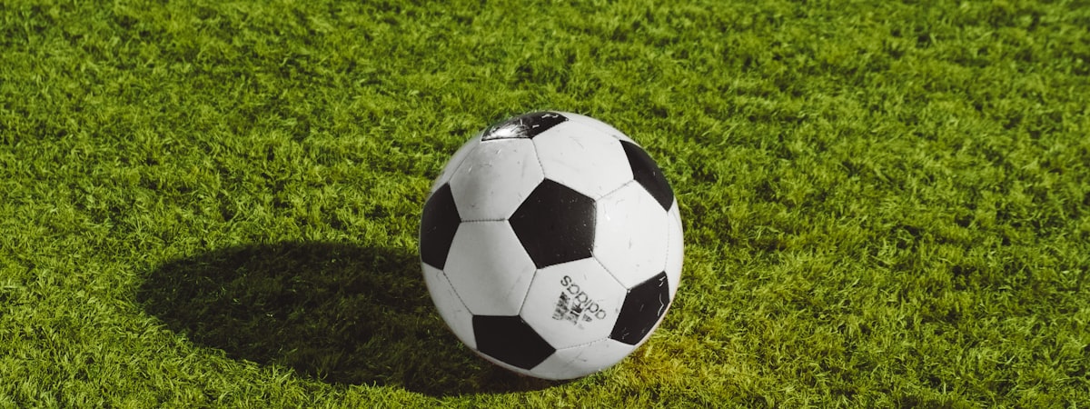 英超焦点战直播画面 - 曼城与利物浦球员在场上激烈拼抢