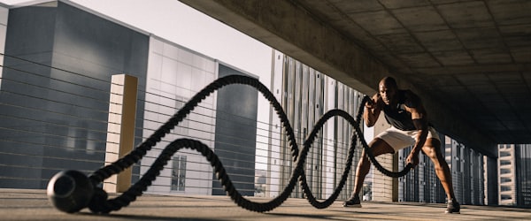 中景跟随机位视角 - 跟随持球球员推进，展现局部对抗